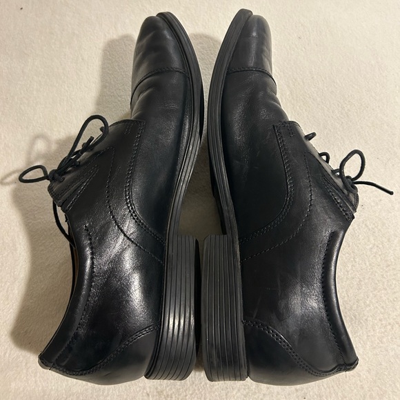 Clark’s men’s size 10.5 black dress shoes. - Picture 5 of 9